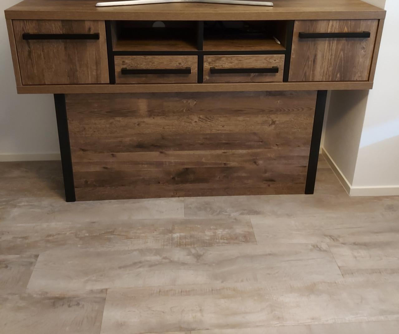 Te koop  Eettafel,salontafel,vitrinekast TV Meubel.