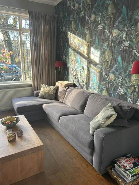 Grijze zitbank met uitloop