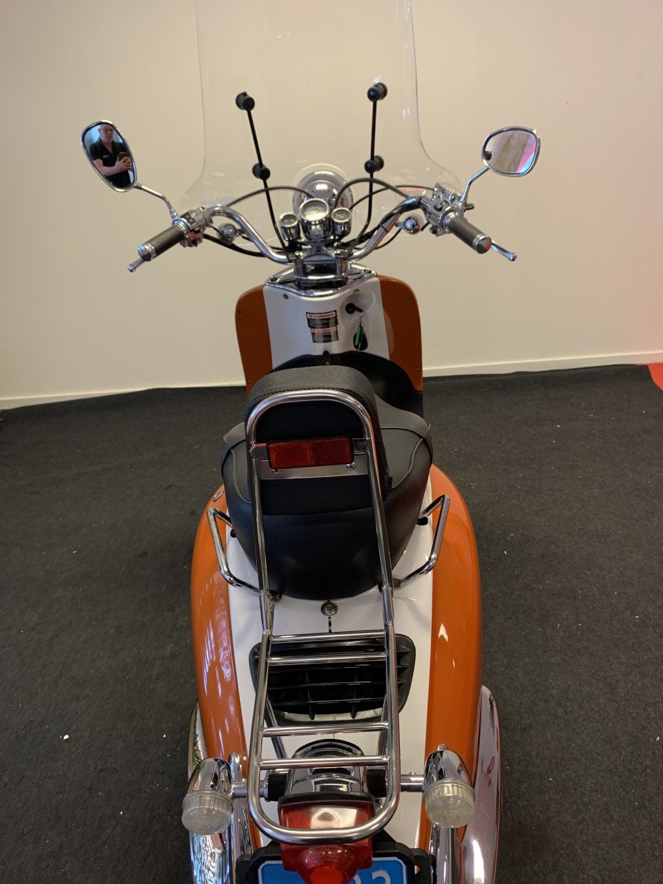 RETRO SCOOTER MET WINDSCHERM NU 495,= RIJKLAAR