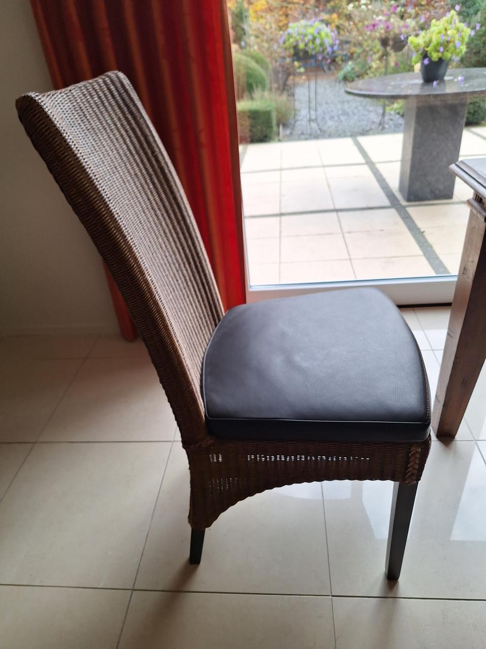 Schitterende eetkamertafel inclusief 6 stoelen