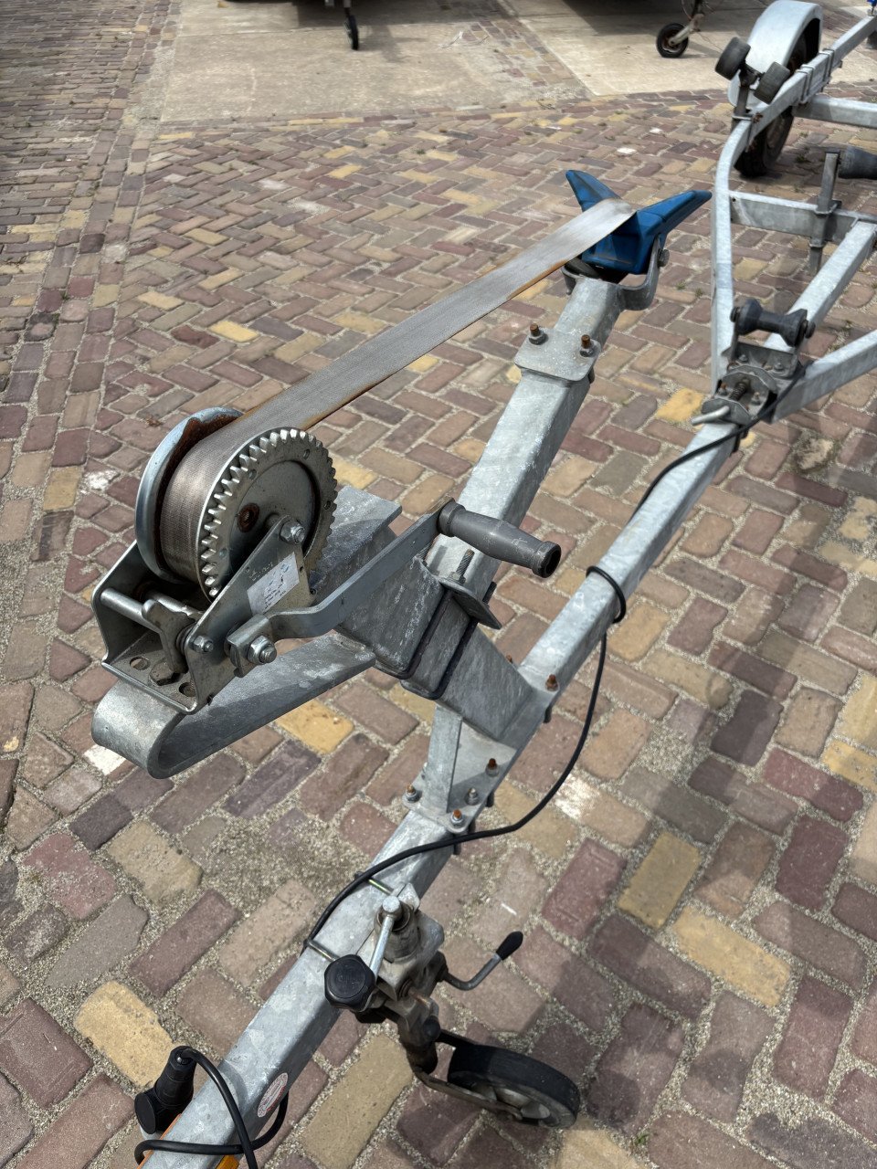 Kalf enkelas boottrailer ongeremd kantelbaar 5m 750kg met onderhoudsbeurt