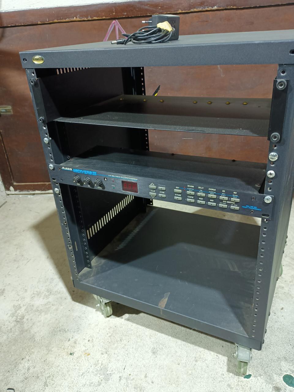 Midiverb III en verrijdbaar 19inch rek