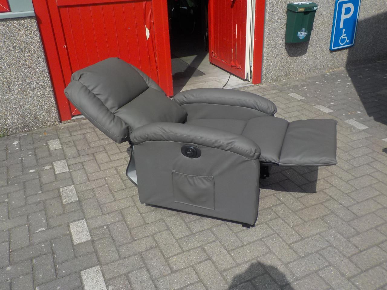 In vrijwel nieuw staat skai elektrische sta-op relax fauteuil
