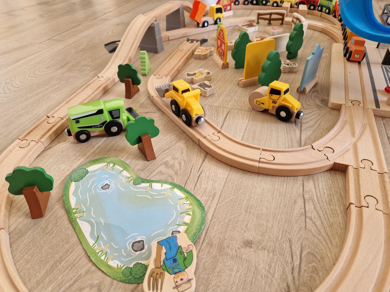 Houten speelgoed baan met parkeergarage