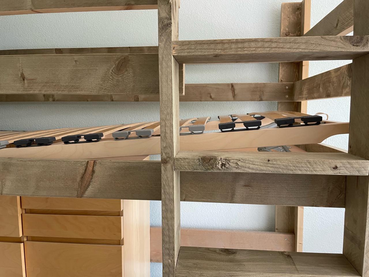 Bed hoogslaper (incl. verstelbare lattenbodem)