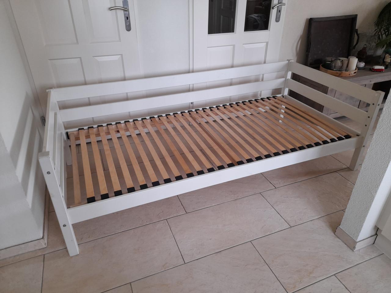 1 Persoons bed 90 x 200 (in goede staat )