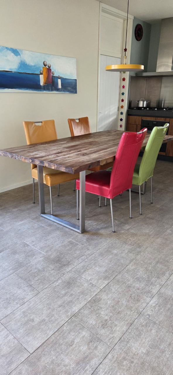 Tafel met leren kleurrijke stoel; complete set