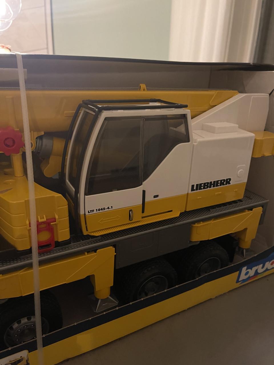 BRUDER 03571 Scania Super 560R Liebherr Kraanwagen