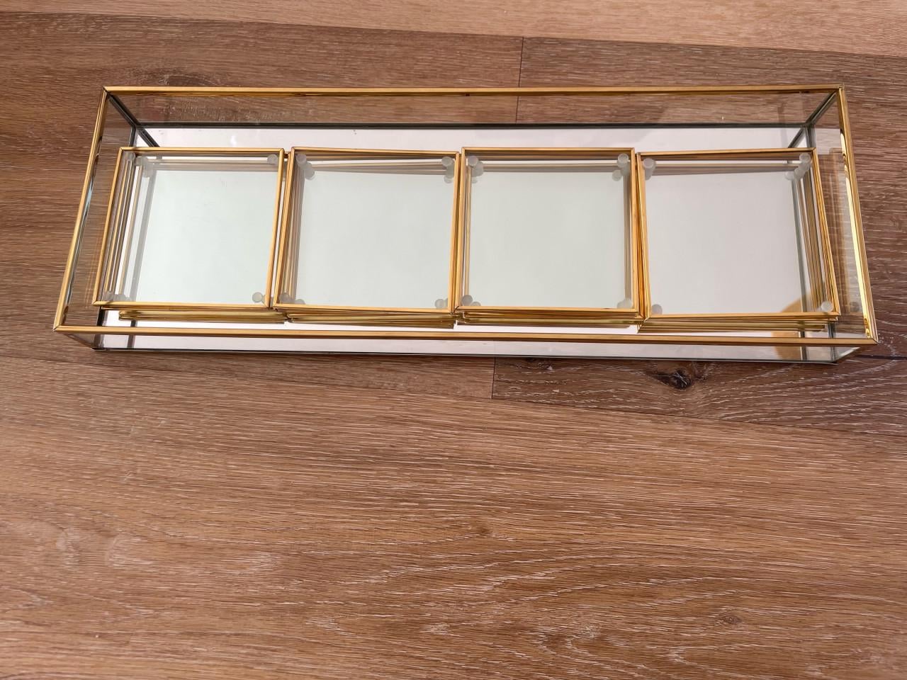 Gouden salontafel met glazen tafelblad en onderzetters