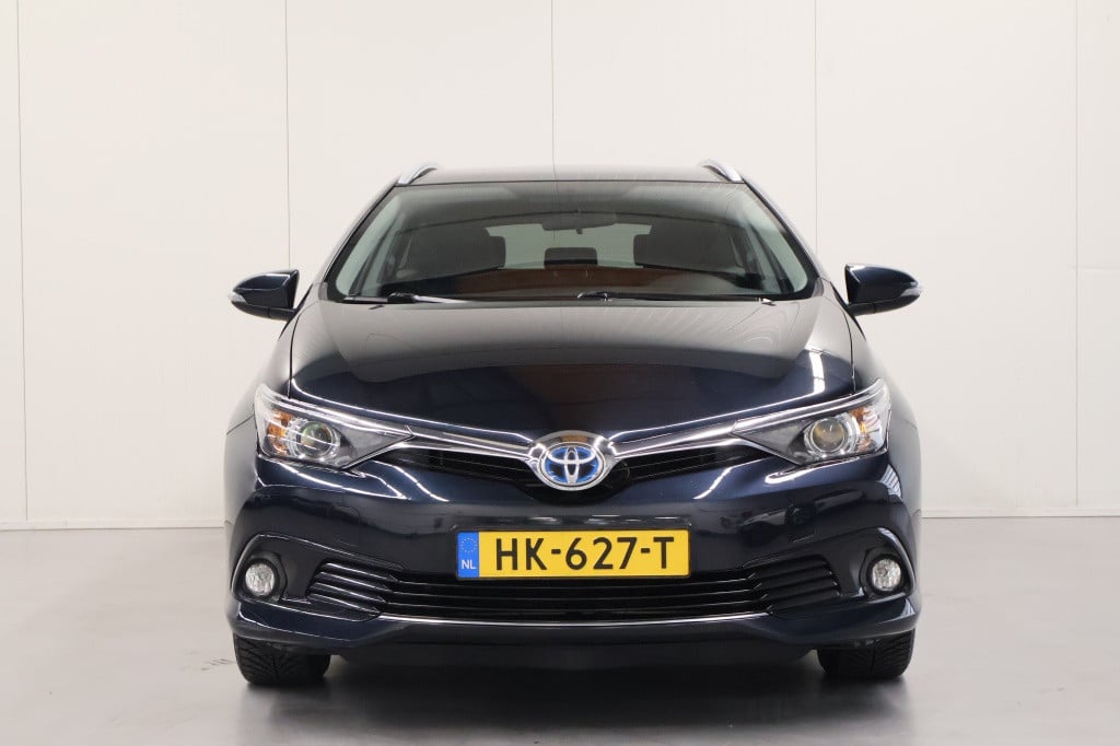 Toyota Auris 1.8 hybrid lease