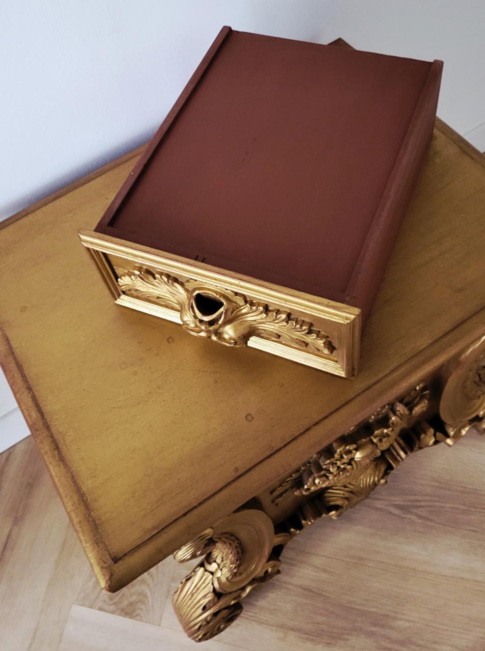 Goudkleurige barokstijl meubelstuk Louis XV-stijl