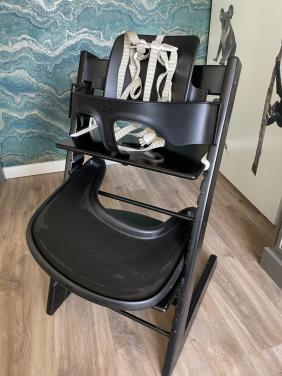 Zwarte Tripp Trapp stoel met babyset