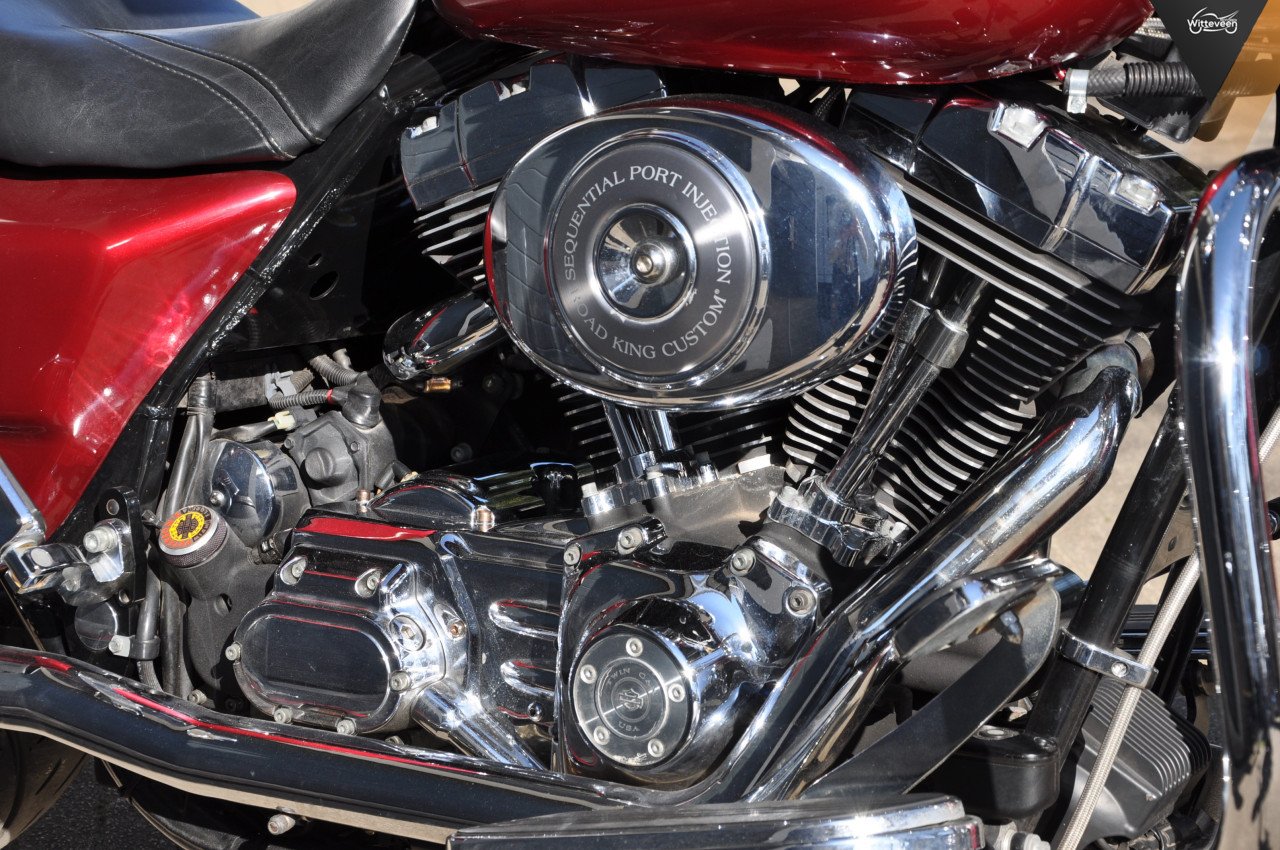 Harley Davidson FLHRSI Road King Custom Strakke motor!