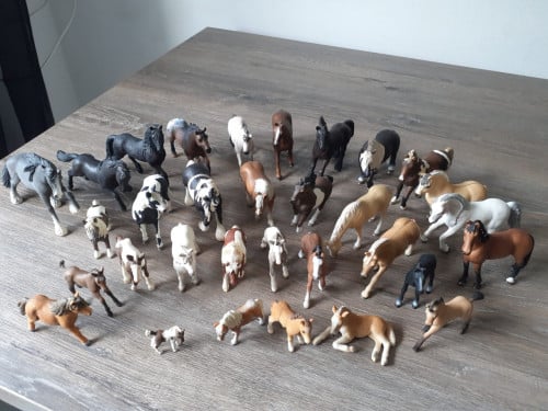 32 Schleich paarden