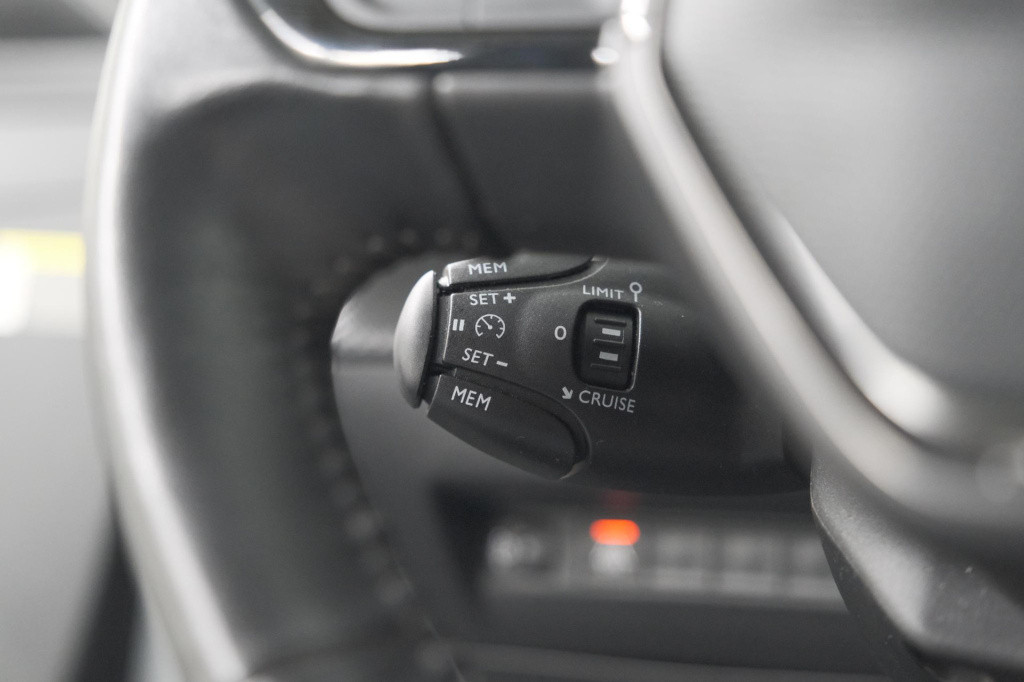 Peugeot 208 puretech 100 allure | camera | navigatie | apple carplay | park