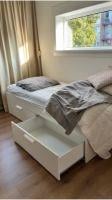 Bed met opberglades