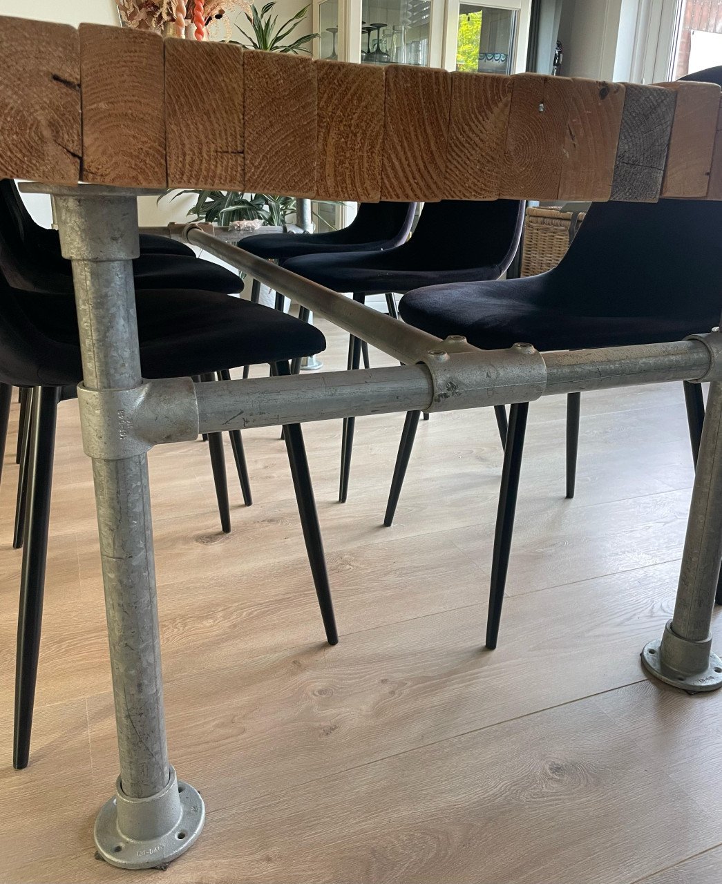 Eettafel houten balken en steigerbuizen