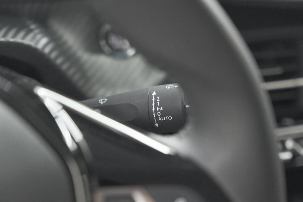 Peugeot 208 puretech 100 eat8 allure pack | camera | apple carplay | parkee
