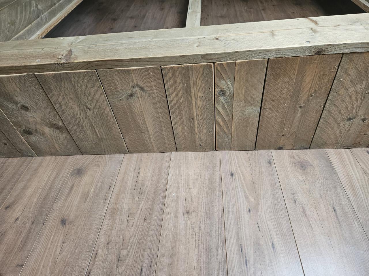 Tweepersoonsbed van steigerhout 180 bij 200