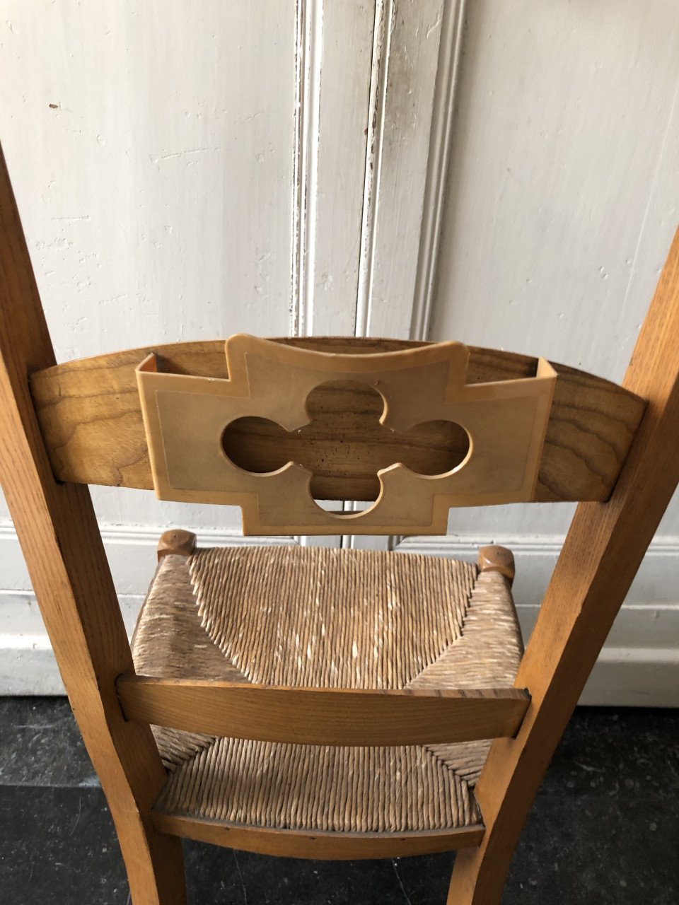 Lief oud brocante kerk/bidstoeltje met biezen zitting en liedboek houder