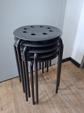 Vijf zwarte krukjes