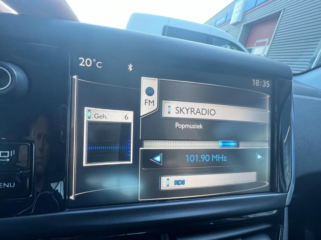 Peugeot 208 1.2 vti envy, navi, trekhaak enz...