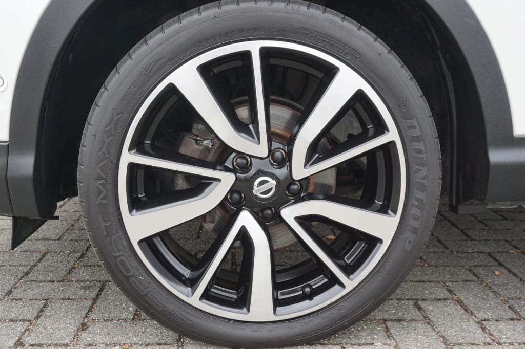 Nissan Qashqai 1.2 tekna + climate / navi / cruise / elektr. ramen / pano. 