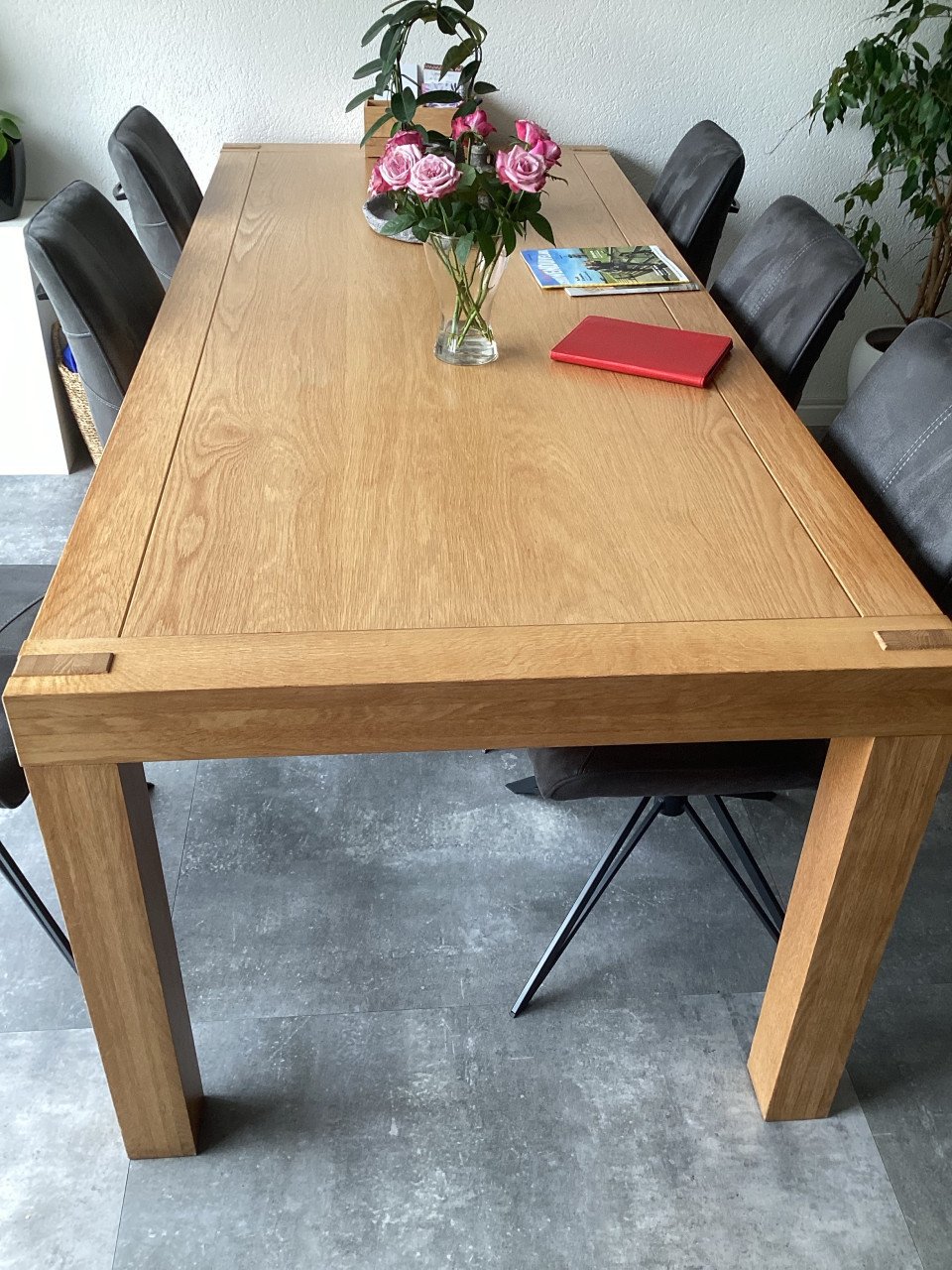 Meubels t.w. eiken tafel, kast en tv meubel