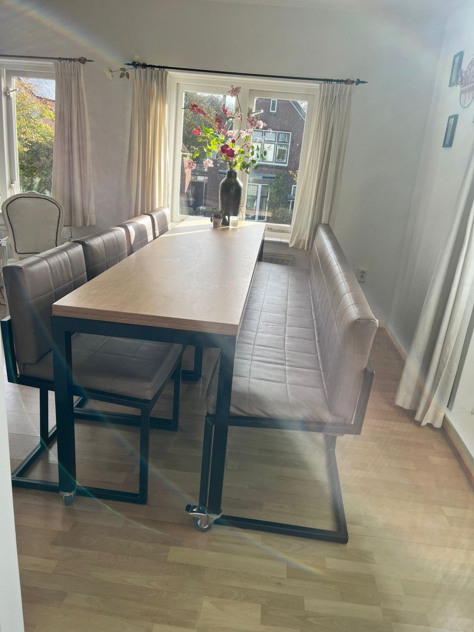 Eettafel/ bartafel met bank en 4 stoelen