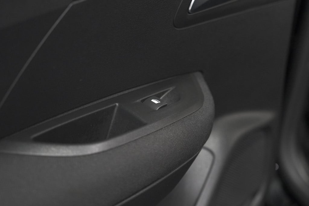 Peugeot 2008 puretech 130 eat8 active | parkeersensoren | navigatie | apple
