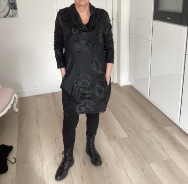 Leuke zwarte jurk aparte stof voor korter als achterkant xl