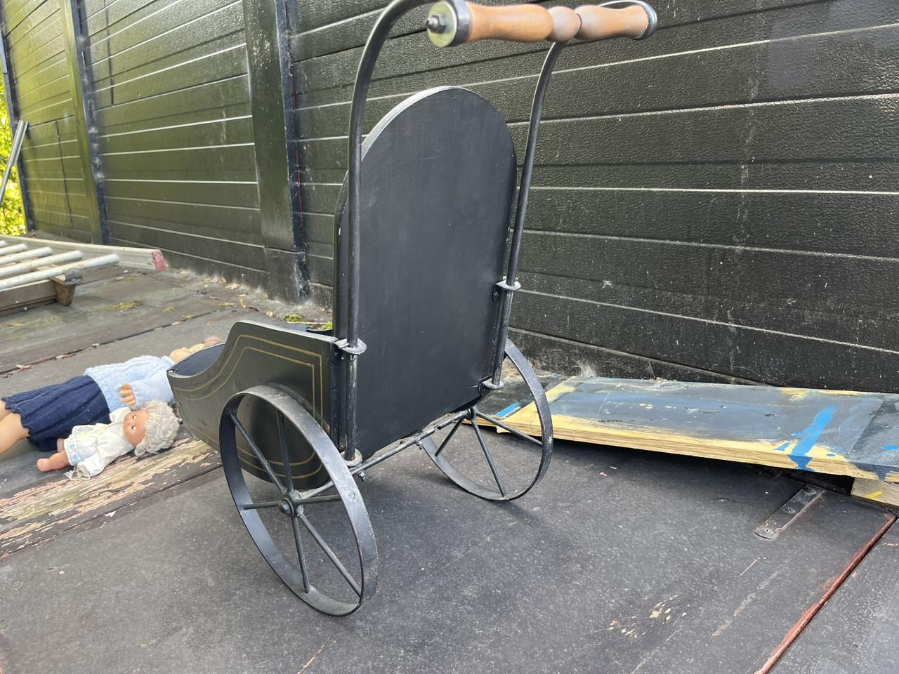 Poppenwagentje met pop, antiek