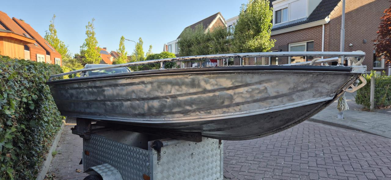 Aluminium boot met trailer en buitenboordmotor