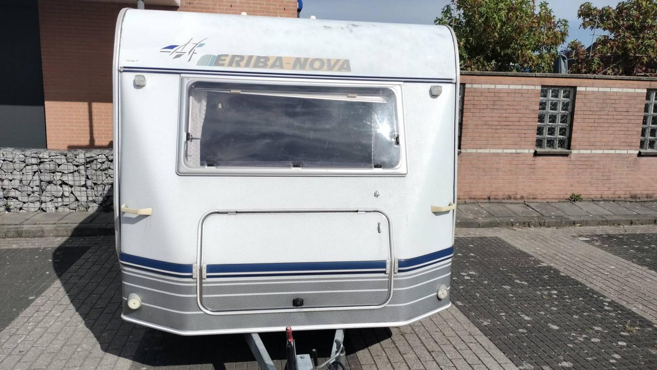 Eriba 390 met zonnepaneel en voortent