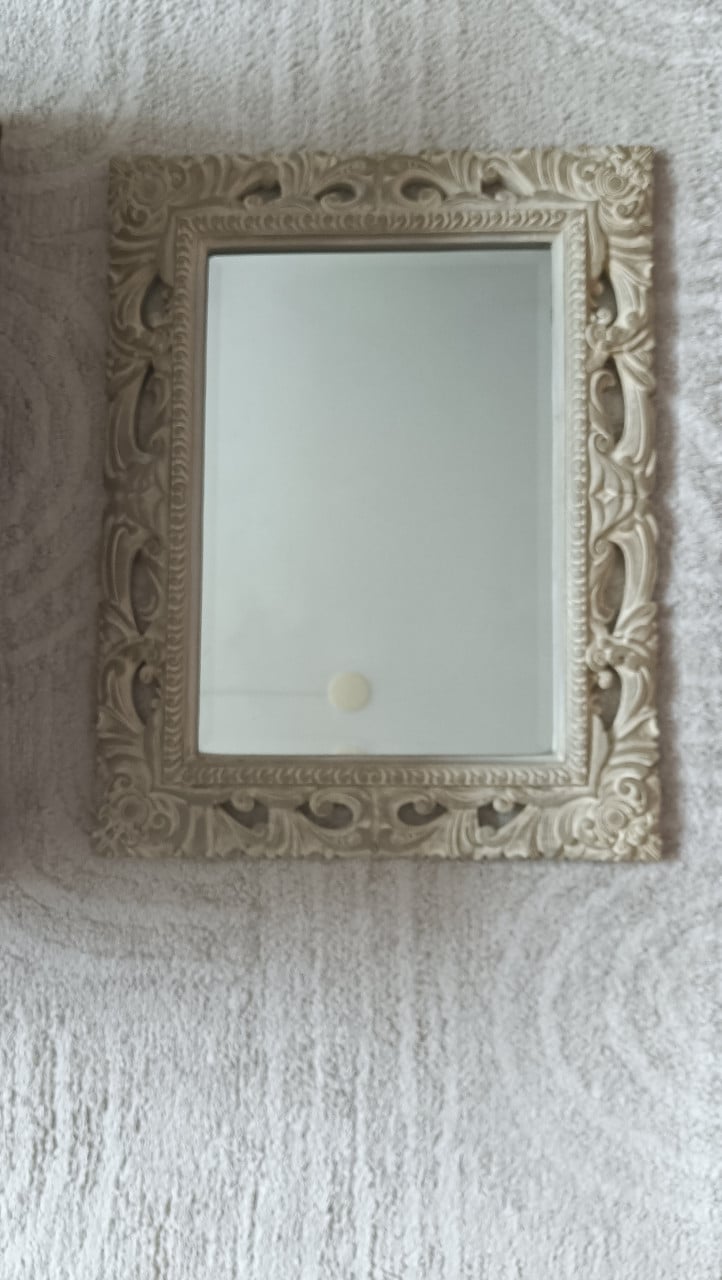 Leuke spiegel in barokstijl, van merk Sia. Maten: 55,5 x 72,5 cm.