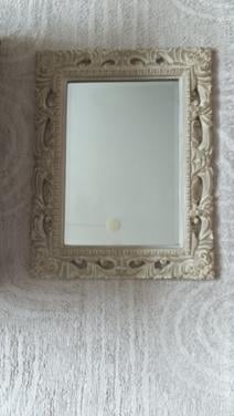 Leuke spiegel in barokstijl, van merk Sia. Maten: 55,5 x 72,5 cm.