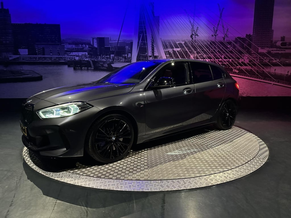 BMW 1 Serie m135i xdrive high executive *keyless*19inch*comfortpackproff*