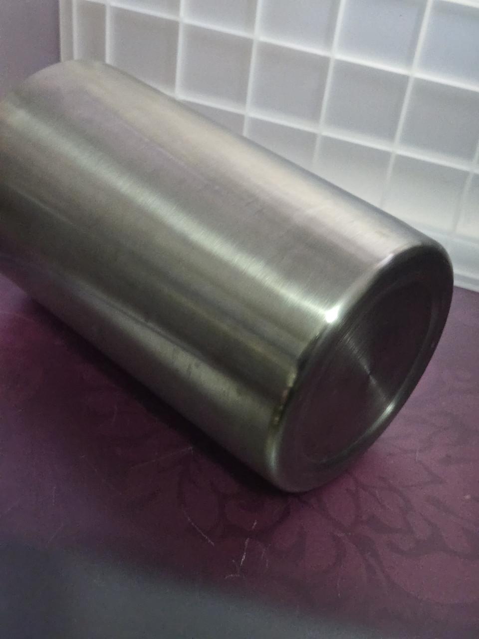 Roestvrijstalen, dubbelwandige wijnkoeler. . Hoogte 20 cm Ø 12