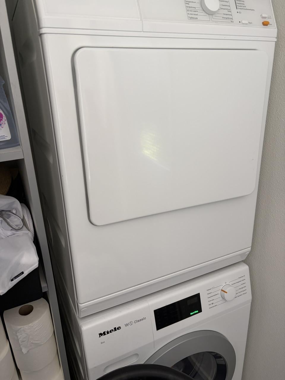 Miele wasmachine en wasdroger, resp. uit 2018 en 2009