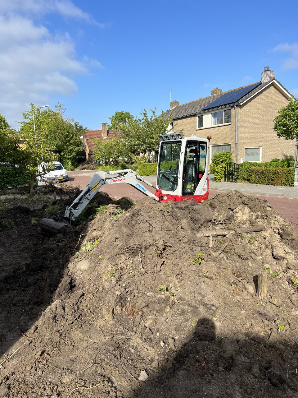 Graafwerk | Tuin afgraven | minigraver met machinist