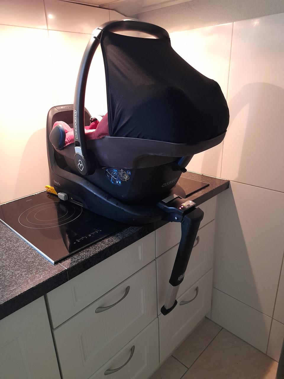 Maxi cosi pebble set met iso fix van 0/9 mnd en 9/18kg (in goede nette st.