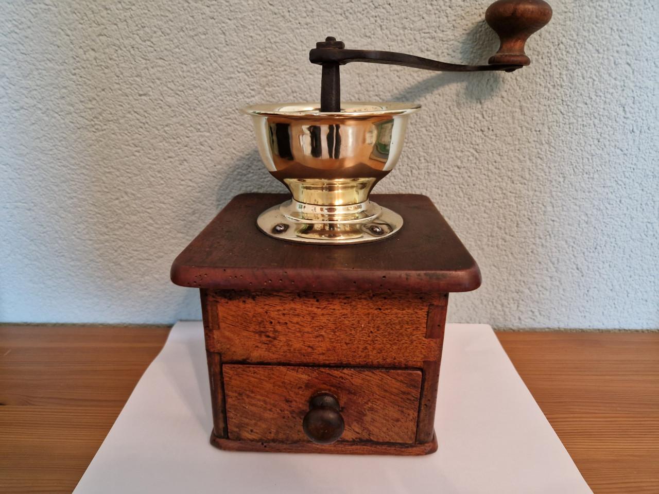 Koperen antieke koffiemolen