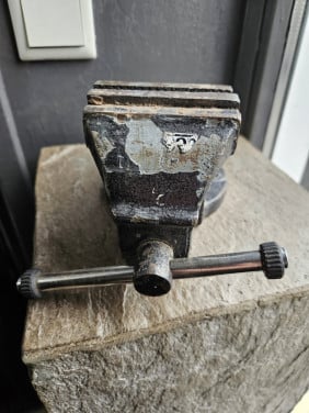Leuke werkende bankschroef in originele staat...