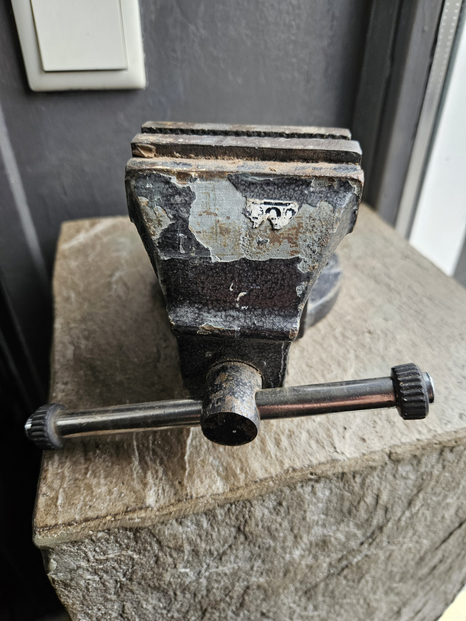 Leuke werkende bankschroef in originele staat...