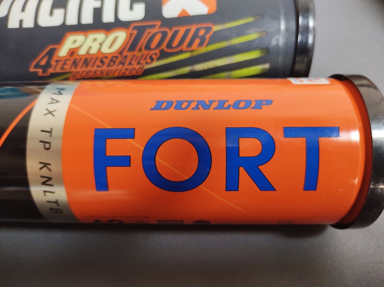 16 tennisballen. merk: Dunlop. Nieuw! Nog in de kokers