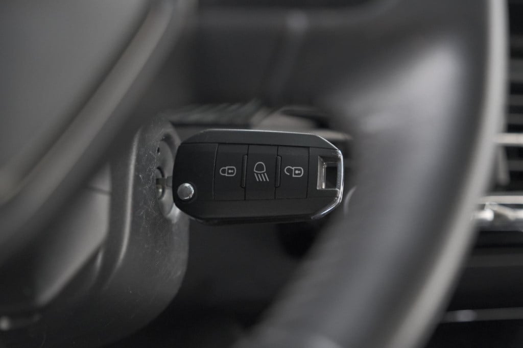 Peugeot 2008 puretech 130 eat8 allure | parkeersensoren | navigatie | apple