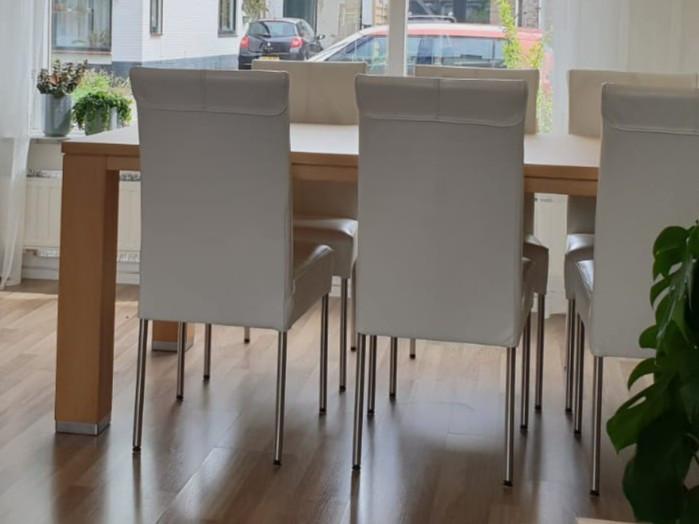 Eettafel en stoelen
