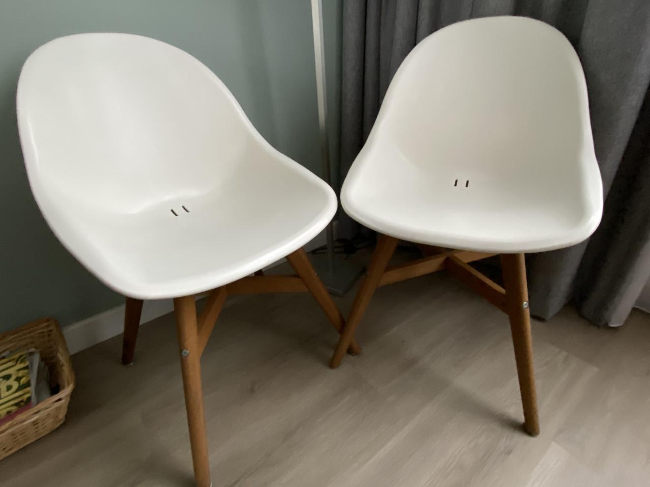 2 x witte ikeastoel : Fanbijn.