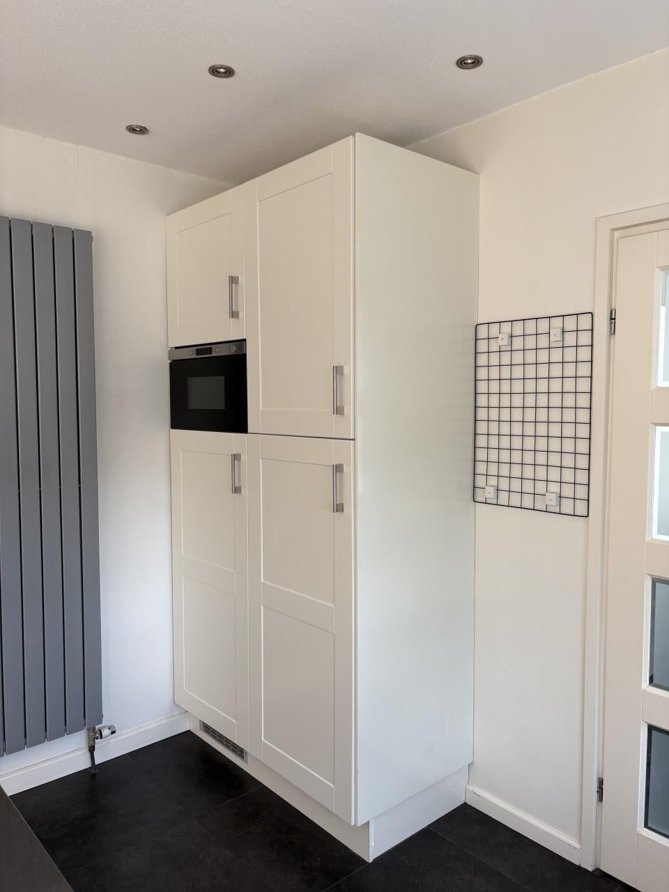 Complete keuken met kookeiland en inbouwapparatuur