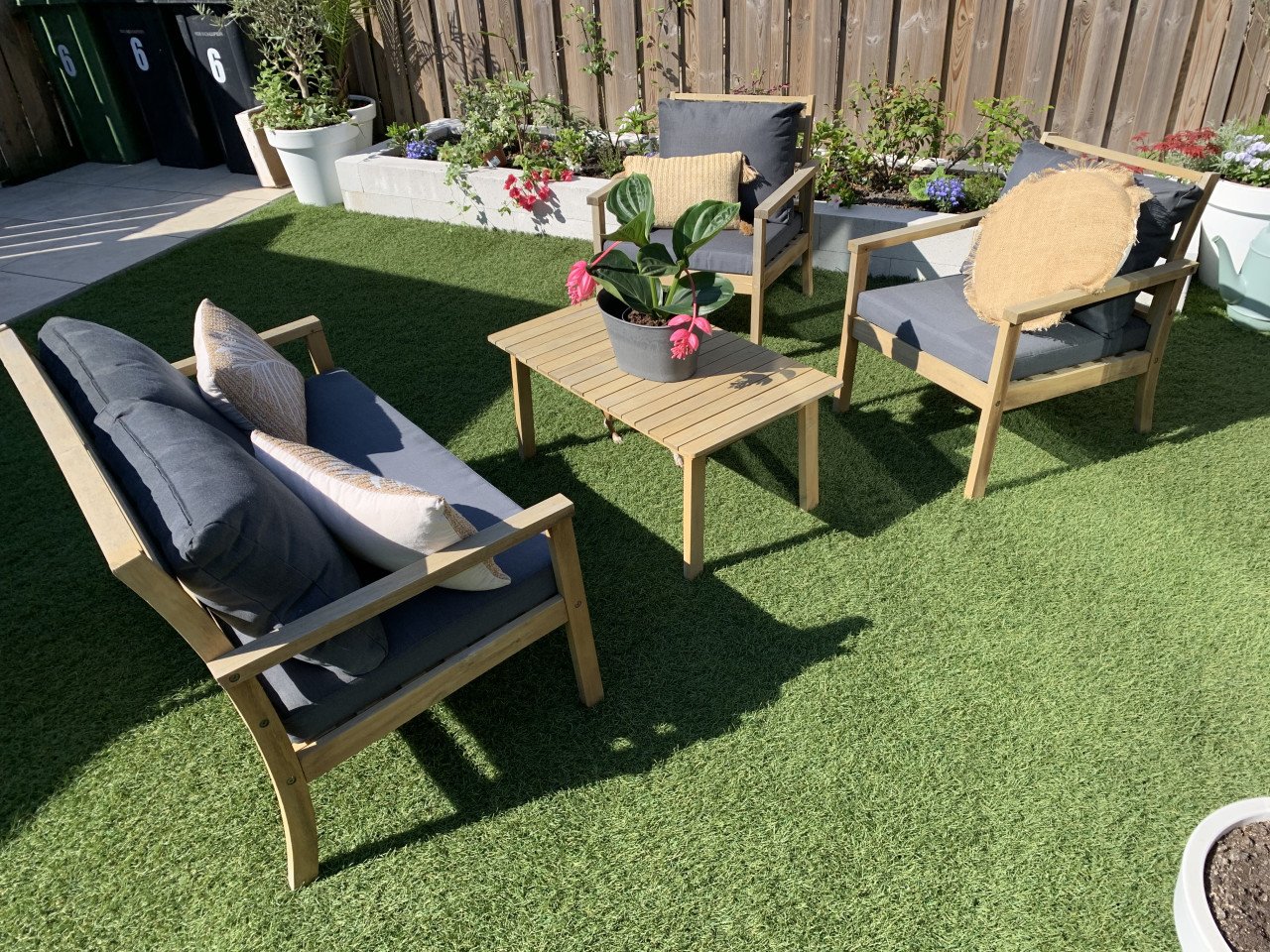Houten tuinset, met kussens.